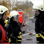 Die Feuerwehrfrau mit Begleitung