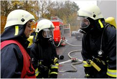 Die Feuerwehrfrau mit Begleitung