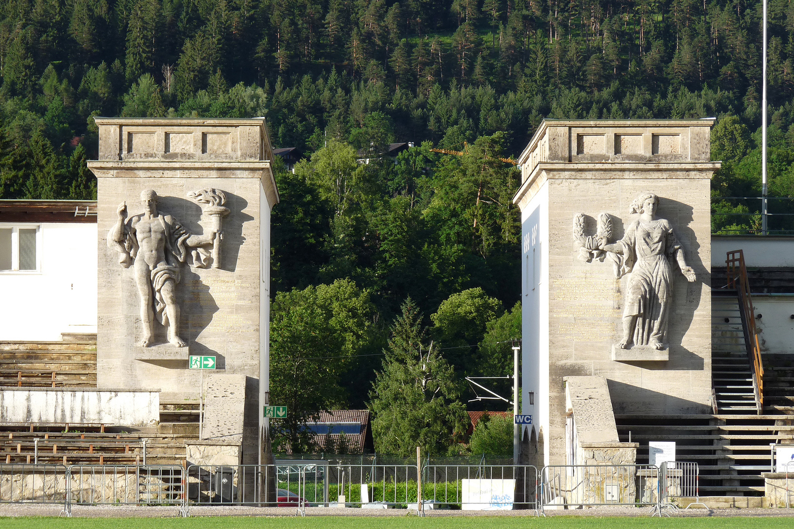 Die Figuren befinden sich an den Ausgängen des Stadions