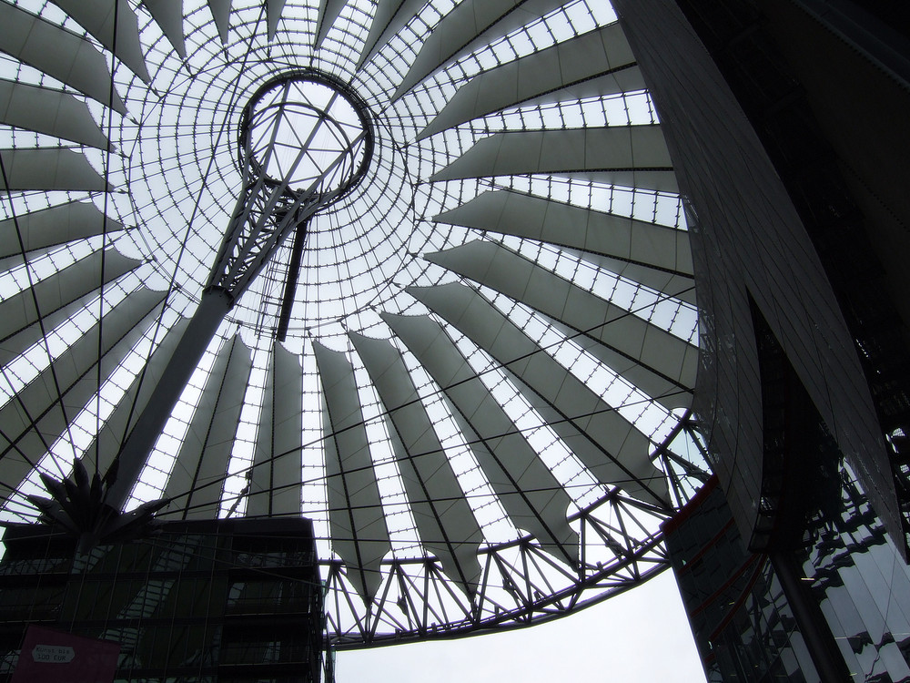 die filigrane Kuppel über dem Potsdamer Platz