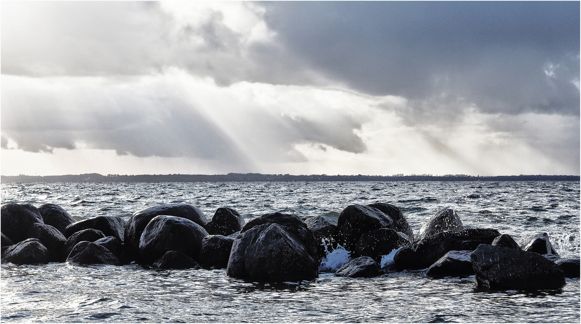 die Findlingsmauer bei Hochwasser