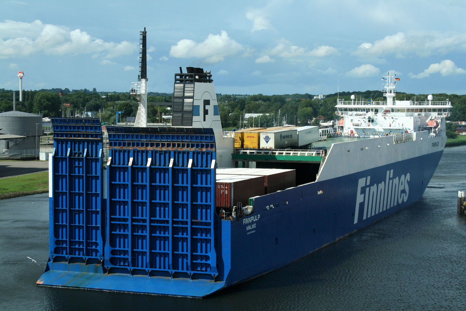 Die Finnpulp im Hafen von Lübeck...