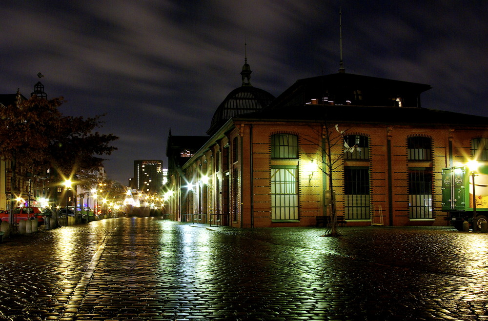 Die Fischauktionshalle auf dem Hamburger Fischmarkt bei Nacht