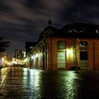 Die Fischauktionshalle auf dem Hamburger Fischmarkt bei Nacht