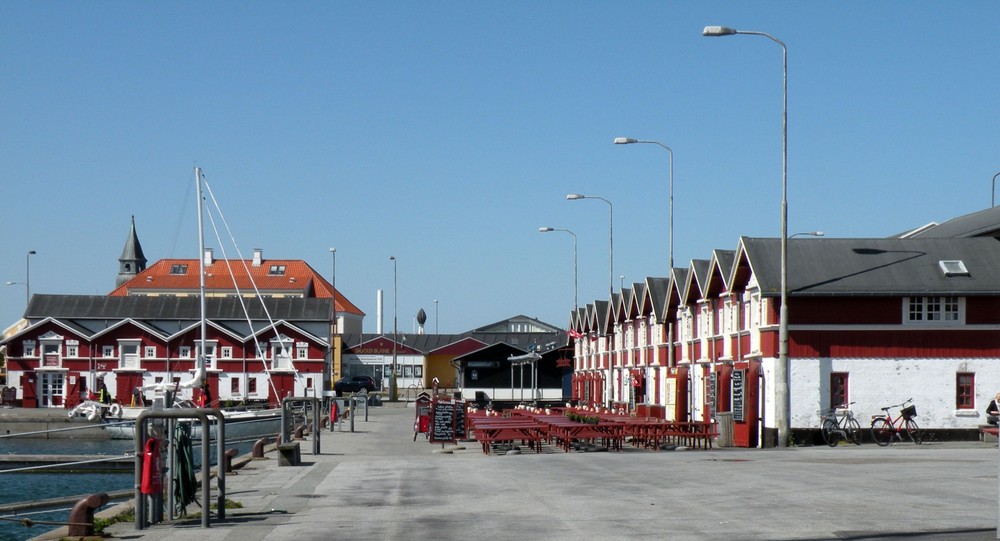 Die Fischbuden mit Restaurants im Hafen von Skagen.Im Sommer bekommt man keinen Platz.