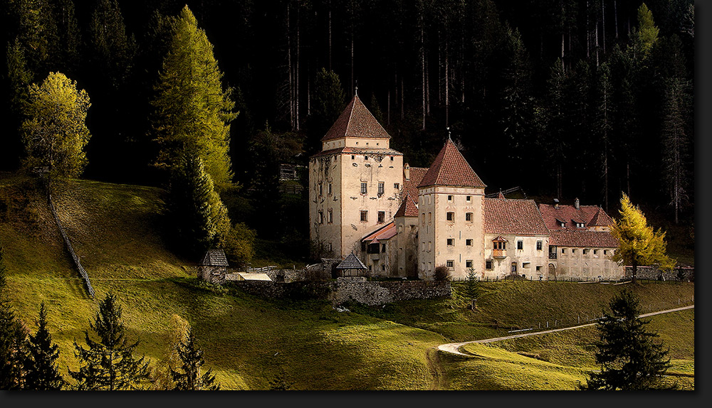 Die Fischburg / Schloß Wolkenstein -- Dolomiten