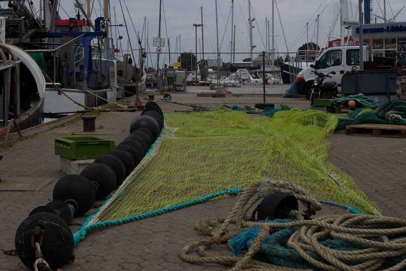 Die Fischernetzt liegen zum Trocknen im Hafen von Burgstaaken