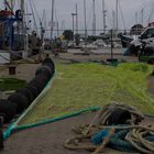 Die Fischernetzt liegen zum Trocknen im Hafen von Burgstaaken