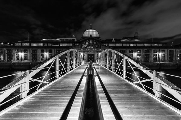 Die Fischmarkthalle bei Nacht S/W