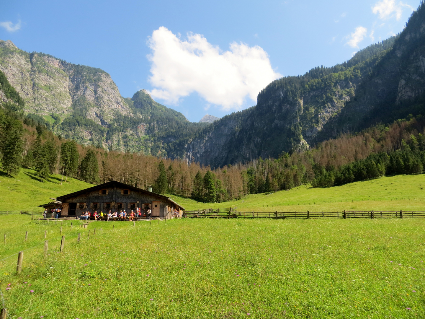 Die Fischunkelalm am Obersee mit Blick auf den Röthbachfall