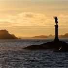 Die Fiskerkona (Fischersfrau) an der Hafeneinfahrt von Svolvaer