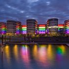 Die five Boats in Regenbogenfarben