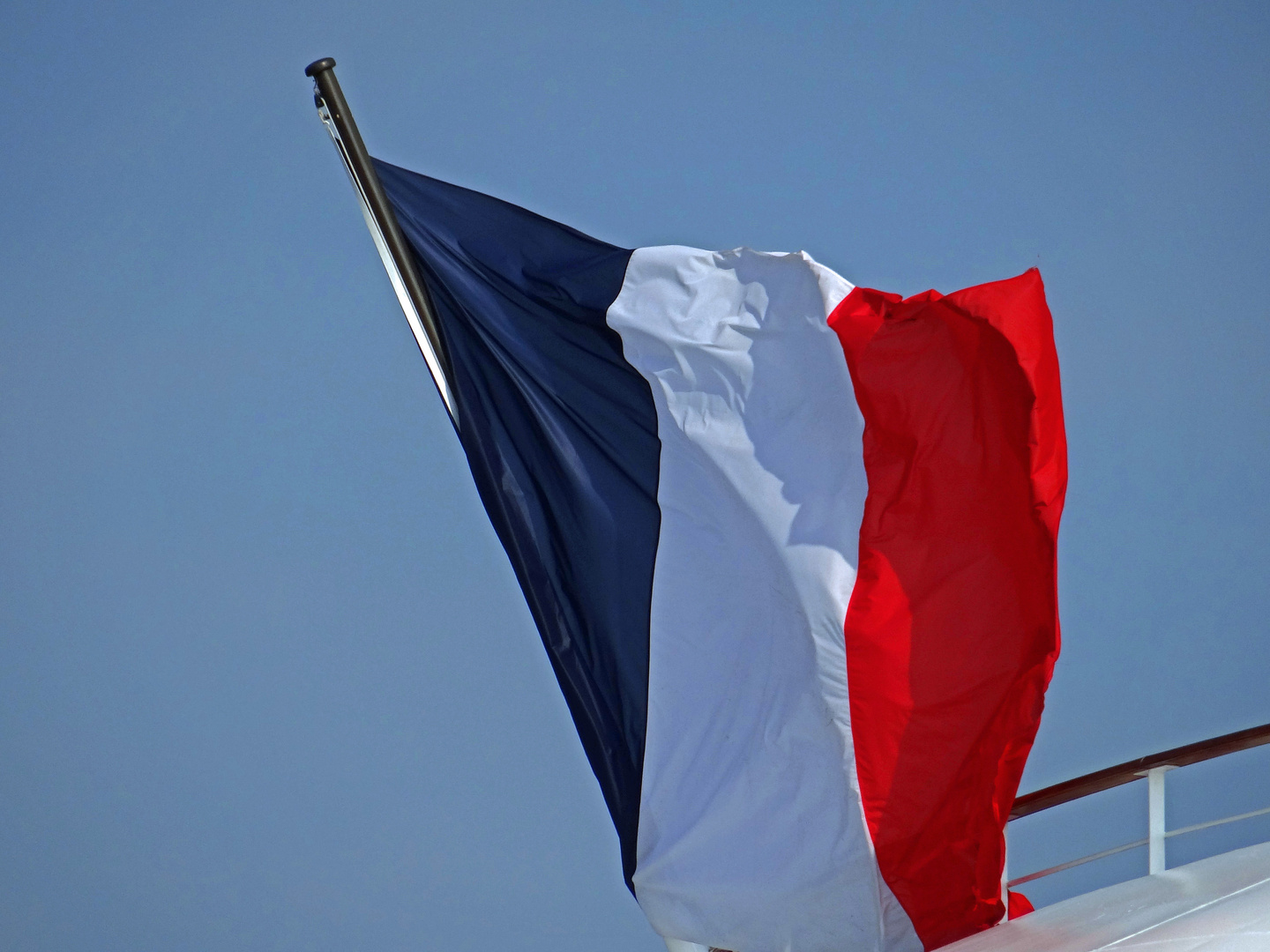 Die Flagge im Wind  -  heiteres Schifferaten 