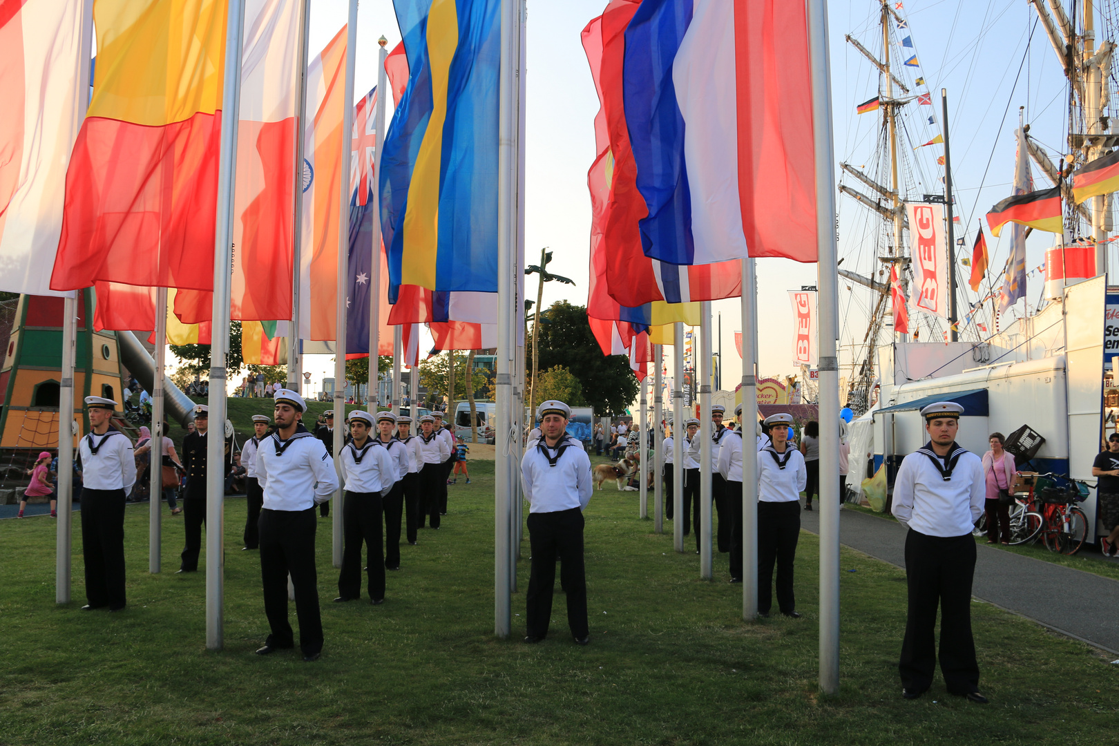 die Flaggenparade...