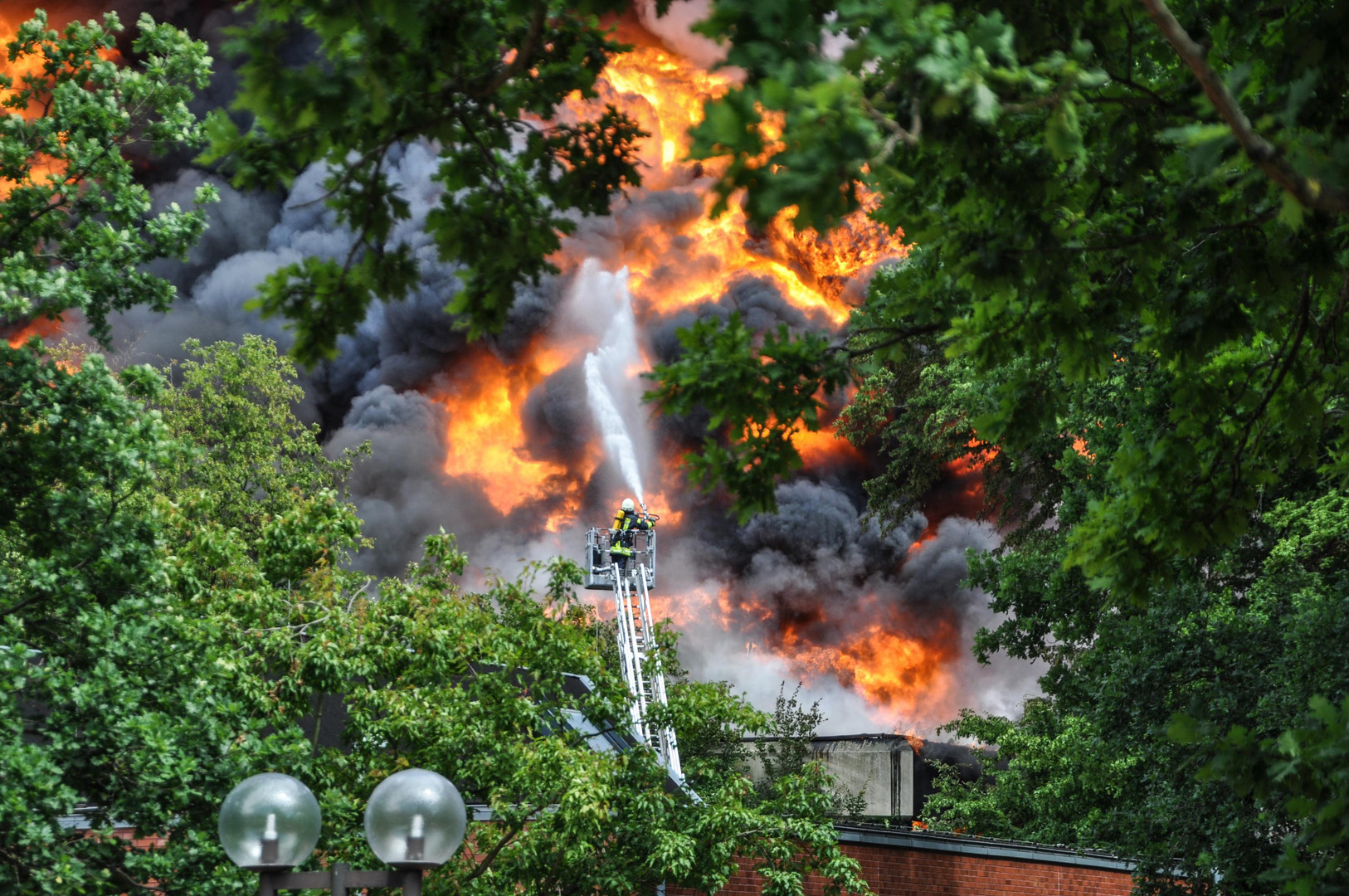 Die Flammen breiten sich aus