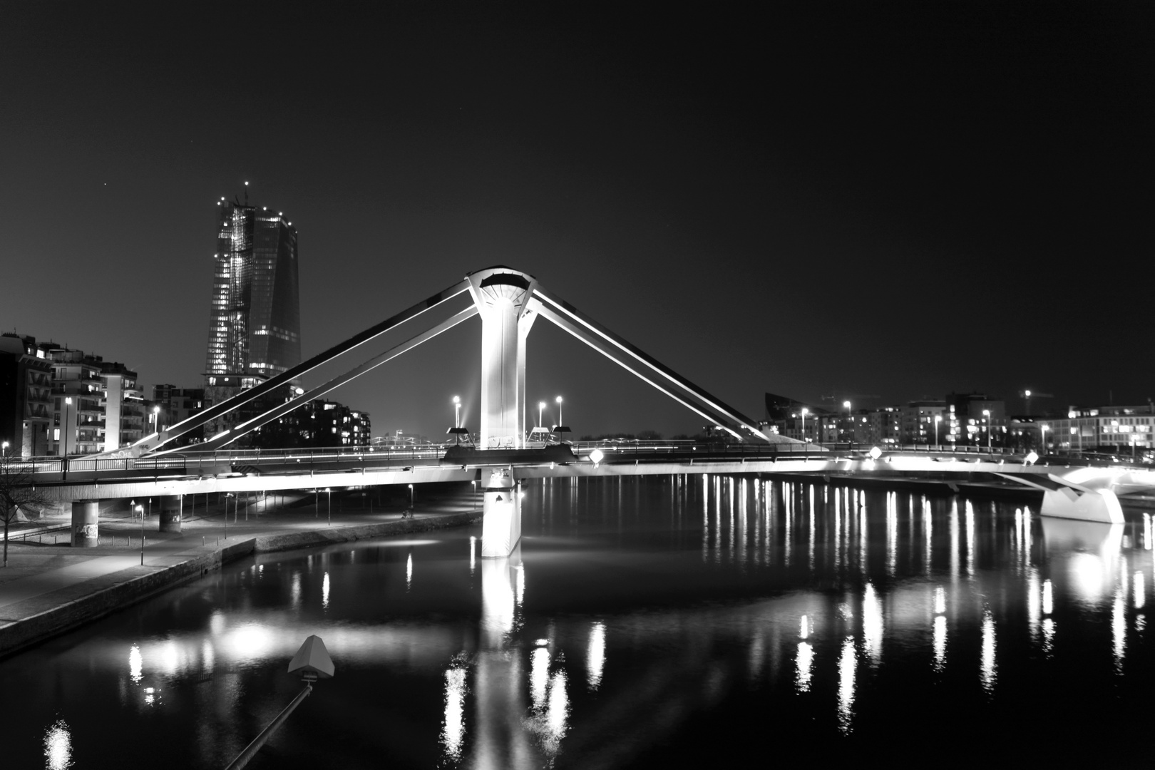 Die Flößerbrücke (Frankfurt a. M.) bei Nacht