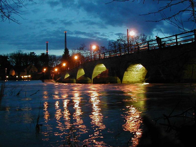 Die Fluten des Schmelzwassers am Burgauer Wehr