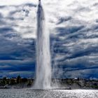 Die Fontäne von Genf bei Wind und bewölktem Himmel