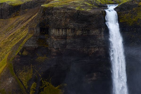 Die Fossá stürzt 122 m über die Klippe