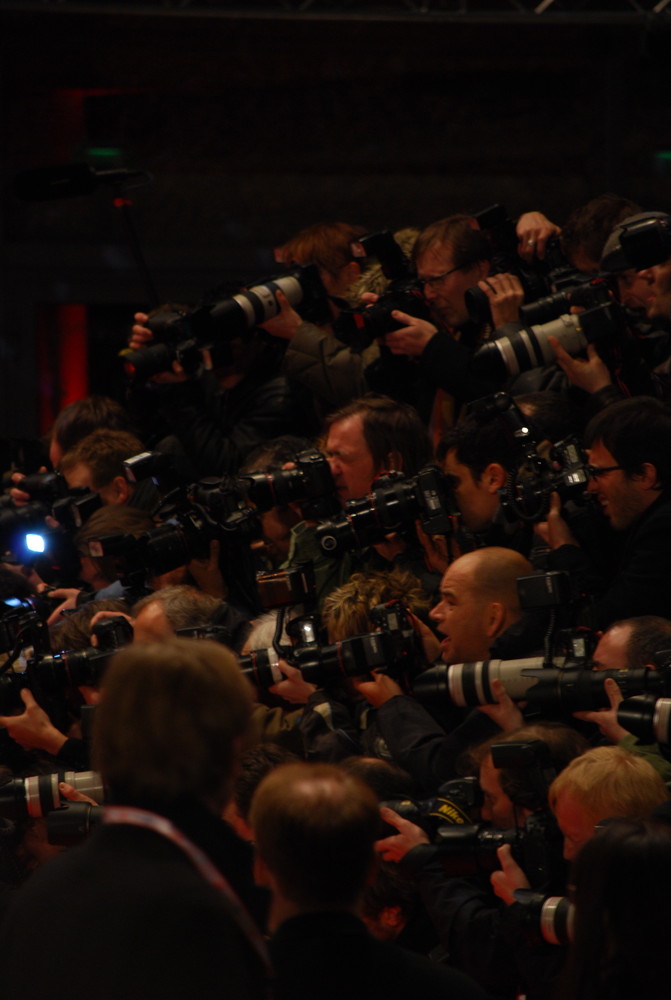 Die Fotografen stürmen auf die Stars