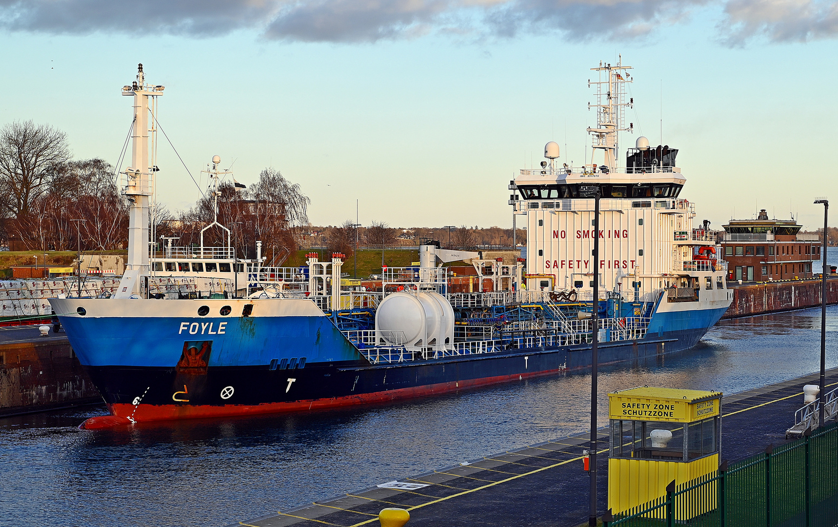 Die FOYLE in der Schleusenkammer Kiel Holtenau