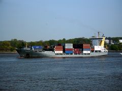 Die Francop läuft aus dem Hamburger Hafen aus.Höhe Finkenwerder