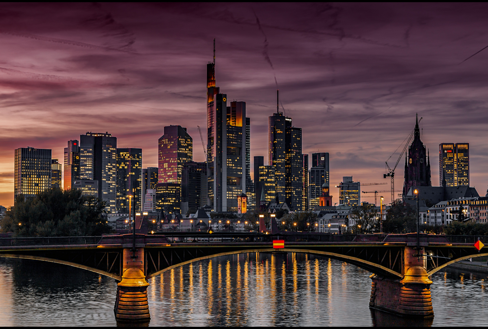 Die Frankfurter Skyline in den Abendstunden