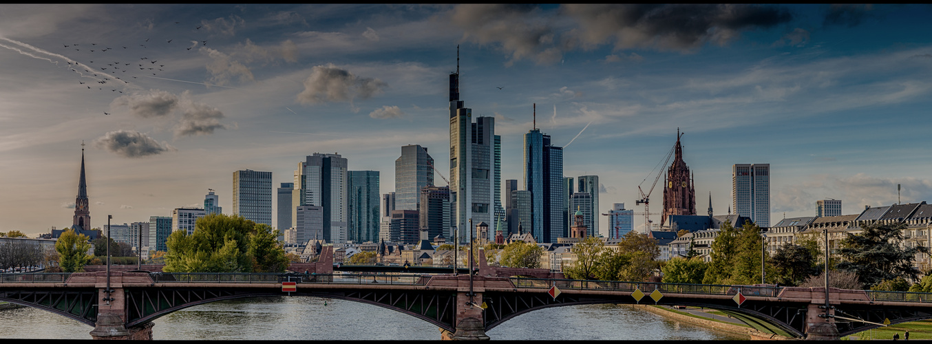 Die Frankfurter Skyline in den Abendstunden