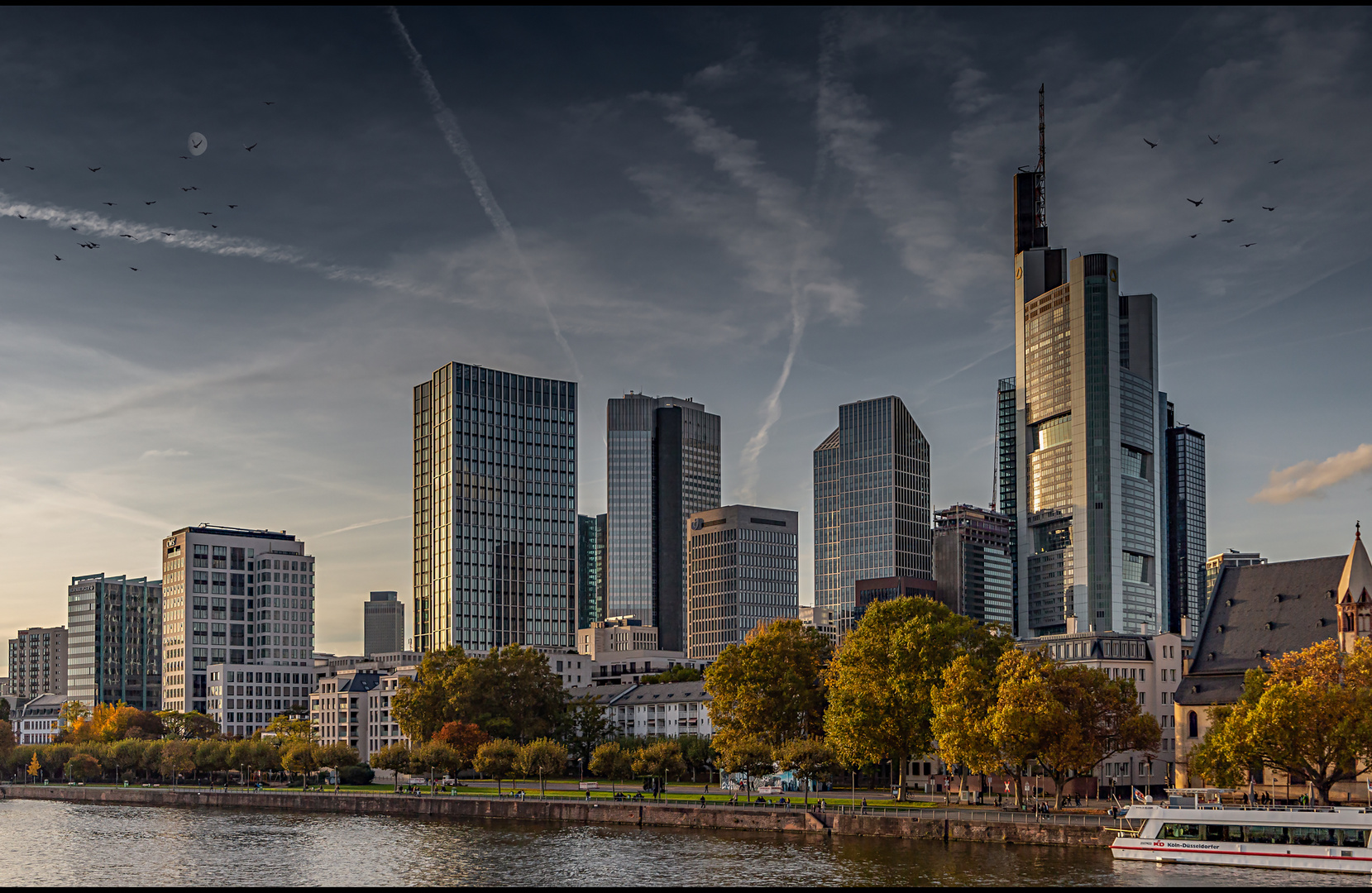 Die Frankfurter Skyline zur Blauen Stunde