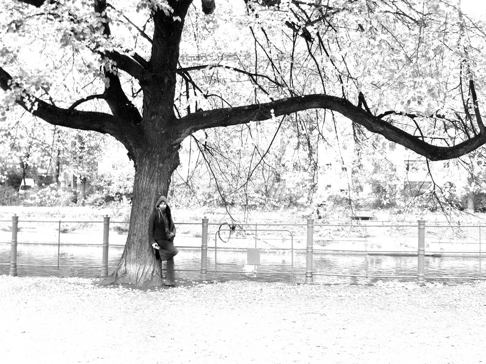 Die Frau am Baum