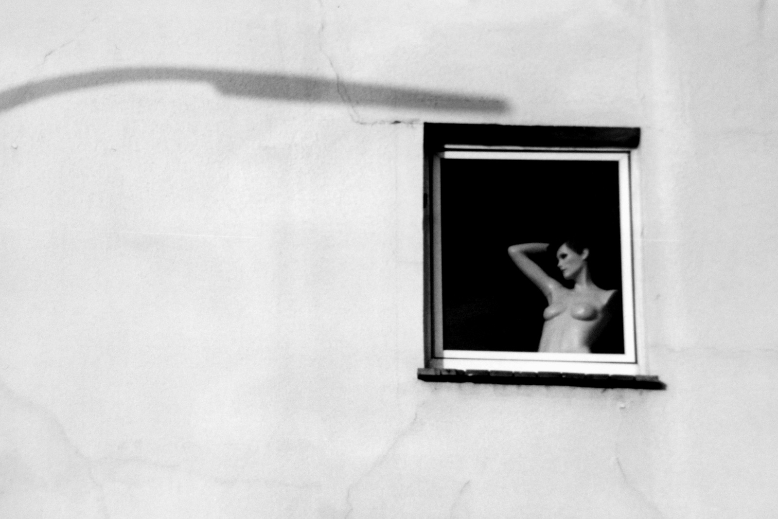 Die Frau am Fenster Foto &amp; Bild street, marode, hamburg
