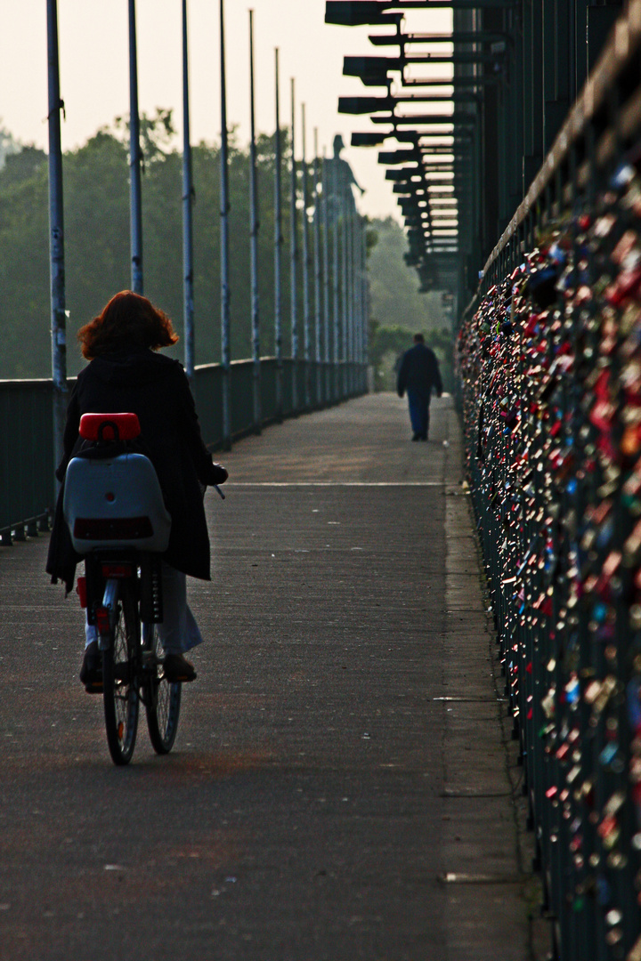 Die Frau auf dem Fahrrad