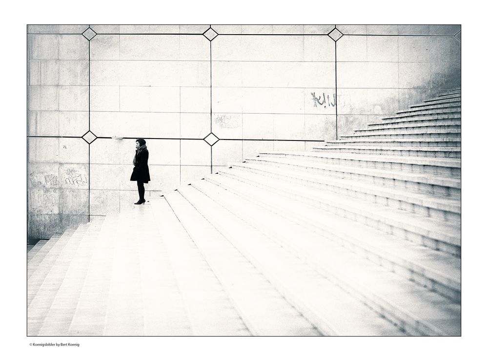 Die Frau auf der anderen Seite der Treppe