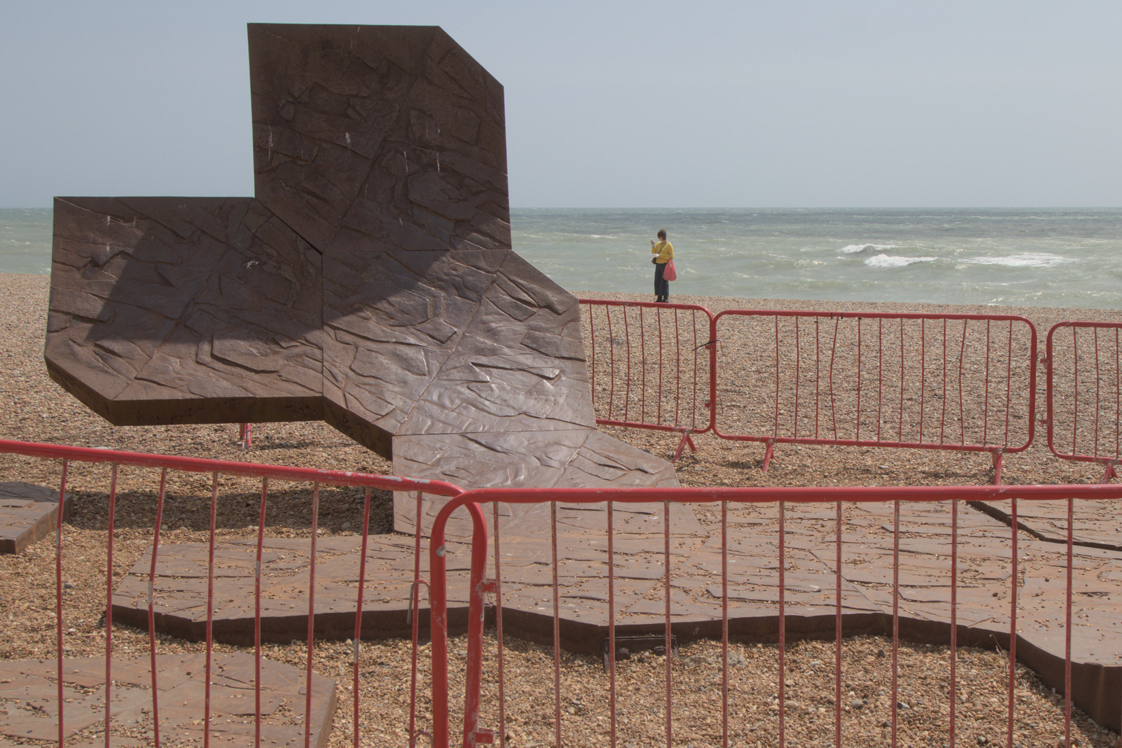 Die Frau, das Kunstwerk und das Meer