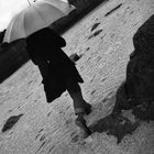 Die Frau mit dem Regenschirm (114); flieht vor dem Regen!