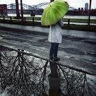 Die Frau mit dem Regenschirm (123); .....WARTEN