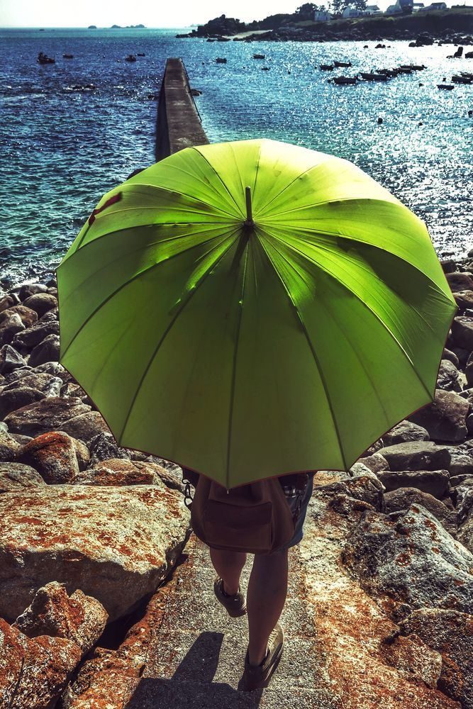 Die Frau mit dem Regenschirm (130); auf dem Weg zum Ende der Pier!