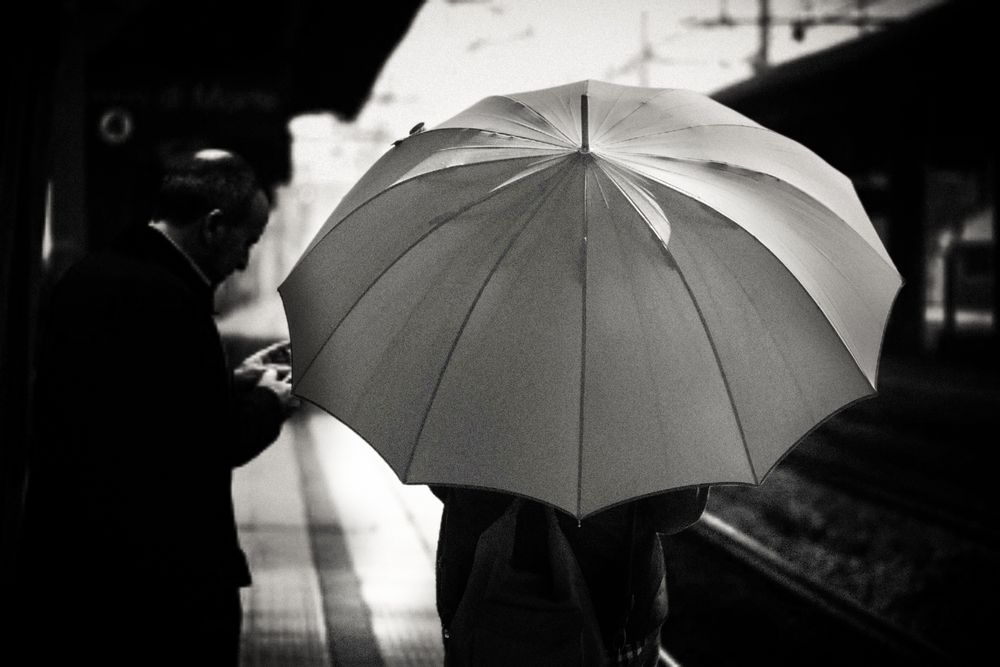 Die Frau mit dem Regenschirm (145);......liebt die Fotografie und Kunst 