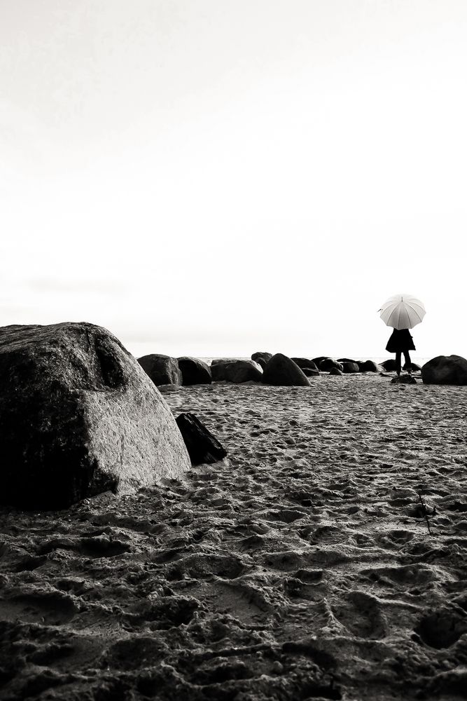 Die Frau mit dem Regenschirm (149);....... wieder einmal an der Ostsee.........