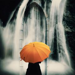 Die Frau mit dem Regenschirm (153);.......träumt vom Wasser für alle Menschen....