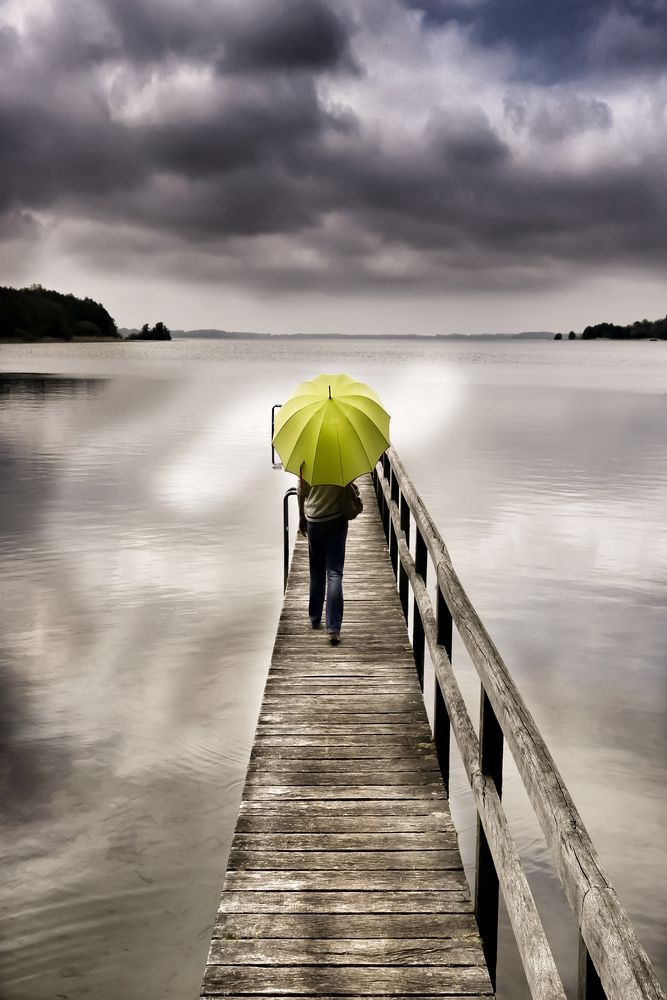 Die Frau mit dem Regenschirm (154); ......sucht die Stille 