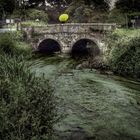 Die Frau mit dem Regenschirm (155);..steht mal wieder auf einer Brücke...