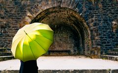 Die Frau mit dem Regenschirm (156);......und die Leere......BanK