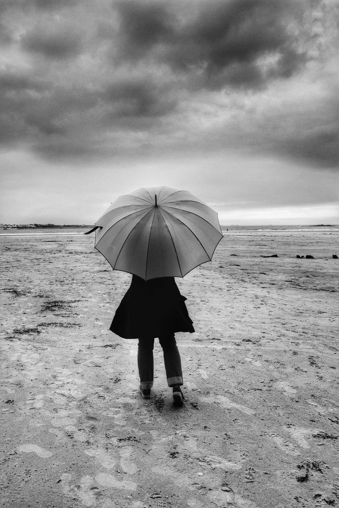 Die Frau mit dem Regenschirm, erreicht das Meer! 