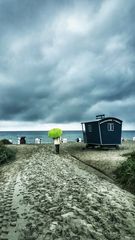 Die Frau mit dem Regenschirm erreicht das Meer bei Regen (48)