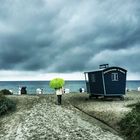 Die Frau mit dem Regenschirm erreicht das Meer bei Regen (48)