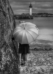 Die Frau mit dem Regenschirm; erreicht den Leuchtturm von Moguériec!