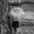 Die Frau mit dem Regenschirm; erreicht den Leuchtturm von Moguériec!