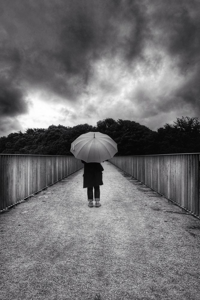 Die Frau mit dem Regenschirm, erreicht den Viaduc Saint-Jacques.