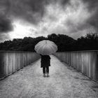 Die Frau mit dem Regenschirm, erreicht den Viaduc Saint-Jacques.